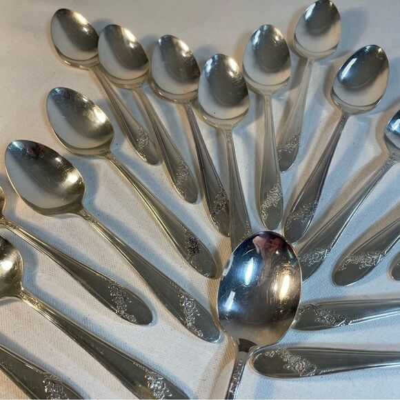 12 spoons Oneida Tudor Plate QUEEN BESS II Vintage 1946 Silver Plate - Picture 9 of 15